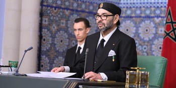 Le roi Mohammed VI lors d'une allocution officielle en présence d'un conseiller.