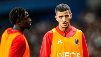 Youcef Atal, joueur de football algérien, en pleine action sur le terrain.