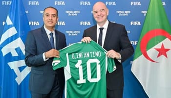 Walid Sadi et Gianni Infantino avec un maillot de football.