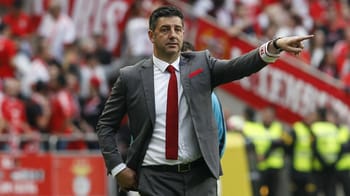 Rui Vitória, entraîneur de football, donne des instructions lors du match contre l'Algérie.
