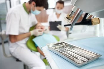 Chirurgien-dentiste en action lors d'une consultation dentaire.