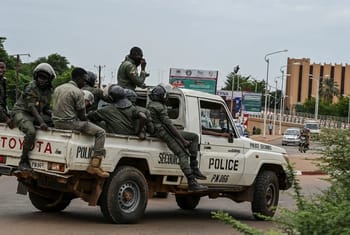 Policiers en patrouille dans une zone urbaine au Niger.