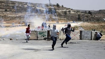 Manifestants palestiniens face aux barricades et à la police.