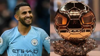 Riyad Mahrez souriant avec le Ballon d'Or 2023 en bronze.