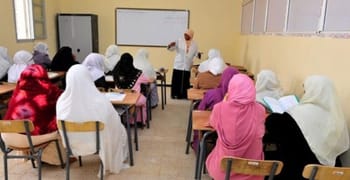 Groupe de femmes en classe d'alphabétisation en Algérie.