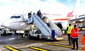 Passagers embarquant dans un avion Air Algérie à l'aéroport.