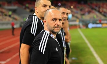 Khaled Bayoumi critique Djamel Belmadi lors d'un match.