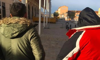 Deux travailleurs sans-papiers dans une rue en Algérie.