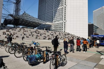 Bicycles et piétons devant la Place de la République à Paris.