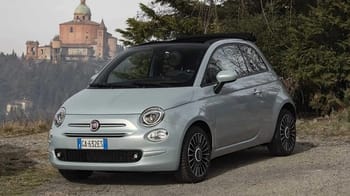Fiat 500 Hybrid stationnée avec château en arrière-plan.