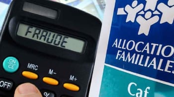 Calculatrice affichant 'Fraude' avec document d'aide sociale à côté.