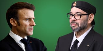 Deux hommes en discussion sérieuse, l'un en costume, l'autre en tenue traditionnelle.