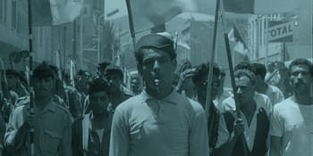 Manifestants lors d'une marche pendant la Guerre d'Algérie, en noir et blanc.