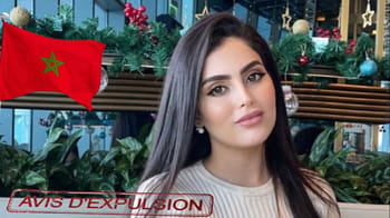 Jeune femme avec décor de Noël à Dubaï, ambiance festive.
