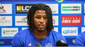 Yasser Larouci en conférence de presse pour l'équipe nationale d'Algérie.