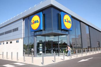 Magasin Lidl moderne avec logo visible et entrée principale.