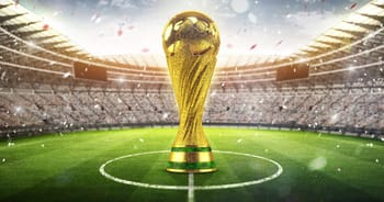 Trophée de la Coupe du Monde 2030 dans un stade rempli.
