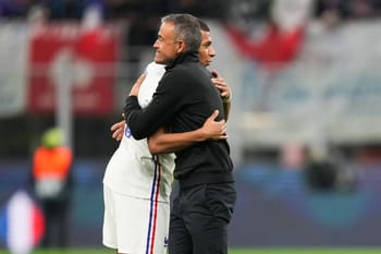 Luis Enrique et Kylian Mbappé en embrassant lors d'un match de football.