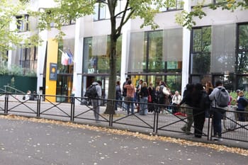 Élèves et enseignants devant un lycée infesté par des punaises de lit.