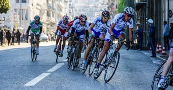 Cyclistes en course lors du Tour d'Algérie de Cyclisme 2023.