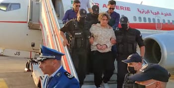Personne extradée d'Allemagne vers l'Algérie entourée de policiers.