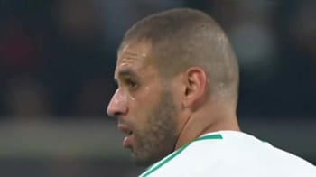 Joueur algérien lors du match de qualification pour la Coupe du Monde 2026.