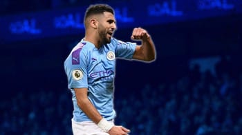 Riyad Mahrez célèbre lors d'un match de football avec Manchester City.