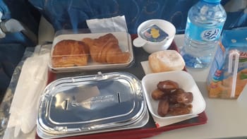 Repas et boissons servis à bord d'un vol Air Algérie.