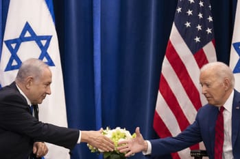 Réflexion sur la paix au Moyen-Orient : entre défis et espoirs Dirigeants israélien et américain échangent un bouquet de fleurs.