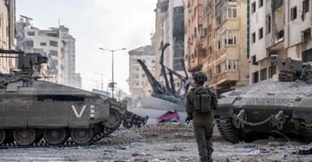Soldat dans une zone de conflit avec des tanks endommagés.