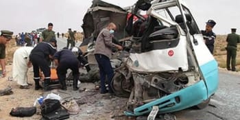 Accident de voiture à Oran avec plusieurs personnes sur les lieux.