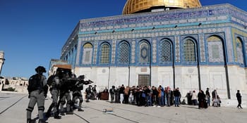Arabie Saoudite: alors qu'il priait pour la Palestine, un algérien se fait arrêter Groupe de personnes priant devant la mosquée Al-Aqsa à Jérusalem.