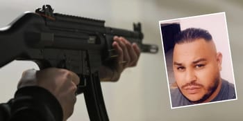 Tir avec une arme à feu, image sombre, focus sur le fusil.