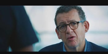Dany Boon lors d'une interview, expression sérieuse.