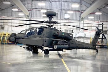 Hélicoptère Apache dans une usine, prêt pour la livraison.