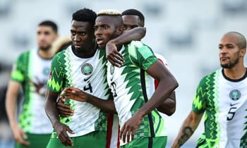 Joueurs de football gabonais célébrant un but lors d'un match.