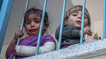 Enfants palestiniens derrière des barres, demandant de l'aide.