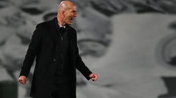 Zidane célèbre une victoire avec passion lors d'un match de football.
