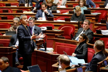 Député au Sénat discutant de la politique d'immigration française.