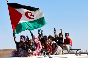 Groupe de jeunes et d'enfants avec drapeau tunisien lors d'une manifestation.