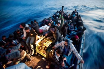 Migrants sur un bateau en mer Méditerranée, route secrète vers l'Espagne.