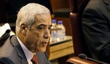 Découvrez le parcours atypique de Nadir Larbaoui : Ancien joueur de handball et nouveau Premier Ministre de l'Algérie Nadir Larbaoui, ancien joueur de handball, en réunion politique en Algérie.