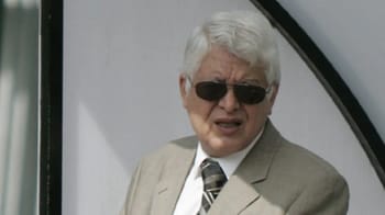 Mohamed Laib, ancien président de la FAF, s'est éteint ce 9 Novembre Mohamed Laib portant des lunettes de soleil et un costume beige.