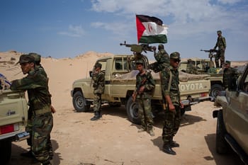 Soldats militaires avec drapeau sahraoui dans le désert.