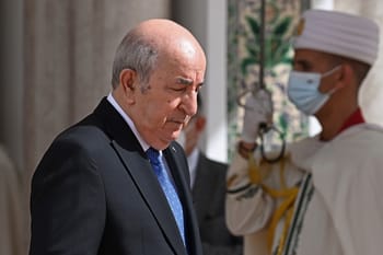Homme politique en conversation lors d'un événement officiel à Alger.