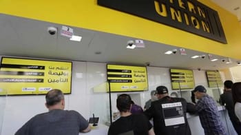 Clients utilisant un service de transfert d'argent en Algérie.