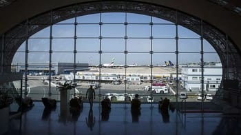 Musulmans priant à l'aéroport de Paris, vue sur les avions.