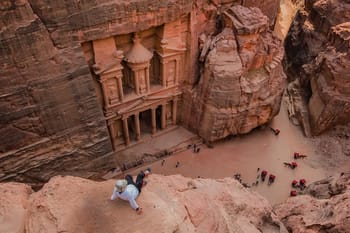 Vue aérienne du site de Petra avec ses façades rocheuses.