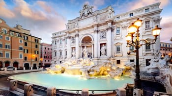 Fountain de Trevi illuminée au coucher du soleil à Rome.