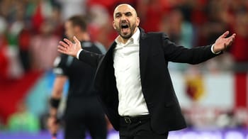 Walid Regragui, entraîneur du Maroc, gesticulant sur le terrain.